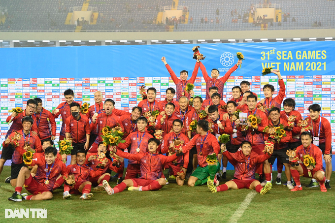 Vietnam footballers rewarded after winning gold at SEA Games - 1