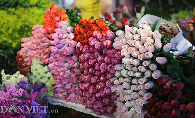 Hanoi flower market busy before Women's Day - 2 Hanoi flower market busy before Women's Day - 2