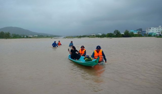 Phu Quoc airport re-opened following closure due to floods - 6