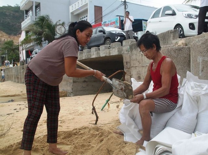 Binh Dinh people making preparations for Storm Nakri - 2 Binh Dinh people making preparations for Storm Nakri - 2