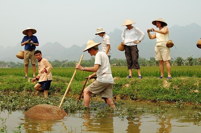 Foreign tourists experience farming life in Trang An - 2 Foreign tourists experience farming life in Trang An - 2