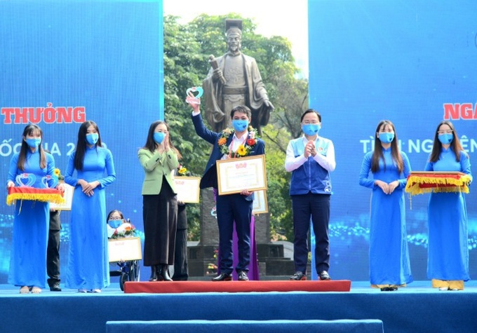 Quang Nam teacher honoured for voluntary work - 4