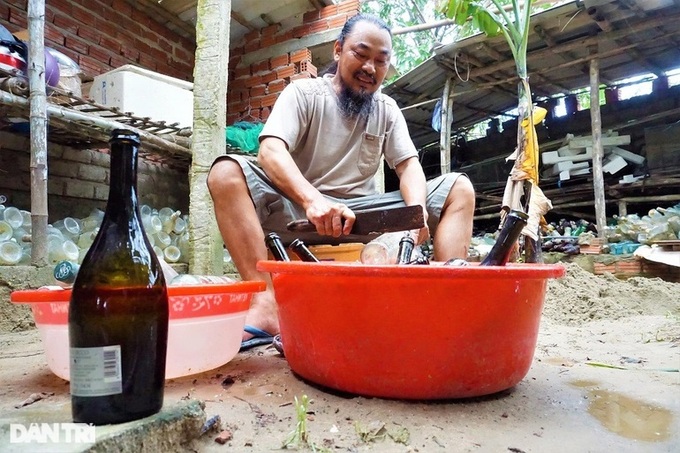 Hoi An man uses recycles bottles to decorate house - 5