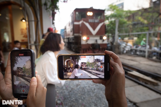 Hanoi coffee shop offers views of passing trains - 5