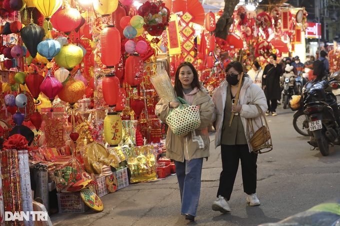 Hanoi streets becomes Tet markets - 8