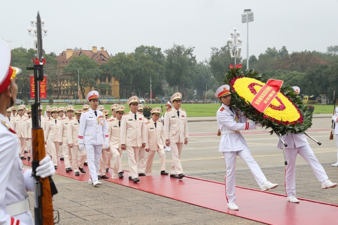 Party and State leaders pay tribute to President Ho Chi Minh ahead of Tet - 4 Party and State leaders pay tribute to President Ho Chi Minh ahead of Tet - 4