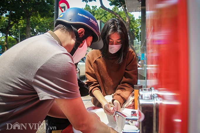 Hand-washing stations in Hanoi attract public - 3