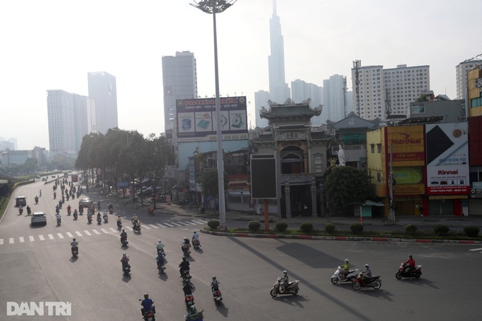 HCM City streets crowded again as social distancing rules ease - 3
