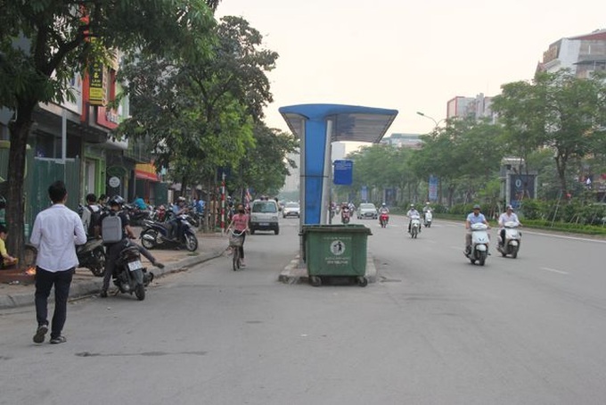 Locals complain over illogically-placed bus stops - 1