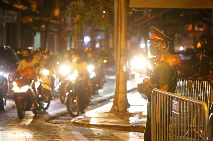 Hanoi streets jammed at Mid-Autumn Festival - 6 Hanoi streets jammed at Mid-Autumn Festival - 6