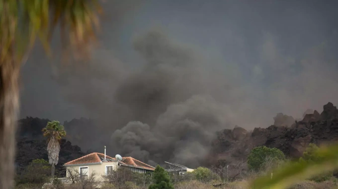 Flights scrapped as new volcanic eruptions hit Canaries - 1