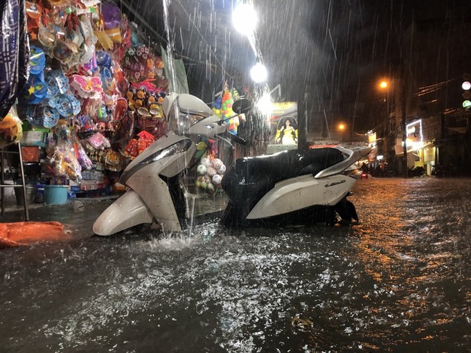 HCM City areas experience frequent floods - 1