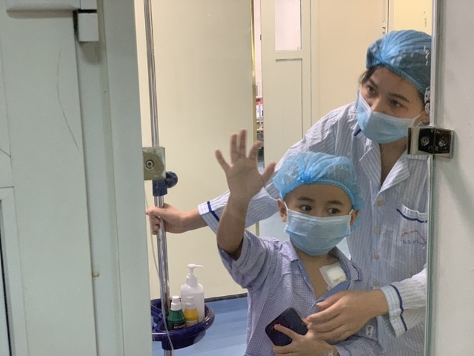 Father and children with leukaemia face end - 2 Father and children with leukaemia face end - 2