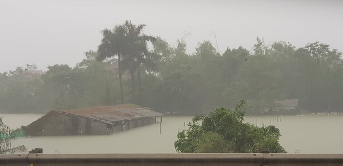 Vinh City severely submerged following heavy rains - 4 Vinh City severely submerged following heavy rains - 4
