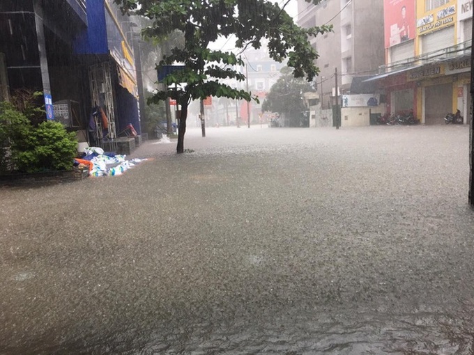 Vinh City severely submerged following heavy rains - 2 Vinh City severely submerged following heavy rains - 2