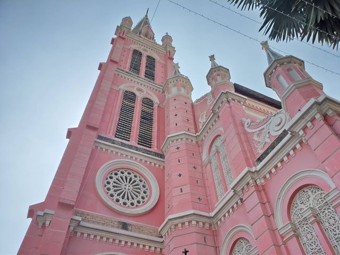 HCM City church attracts visitors - 3