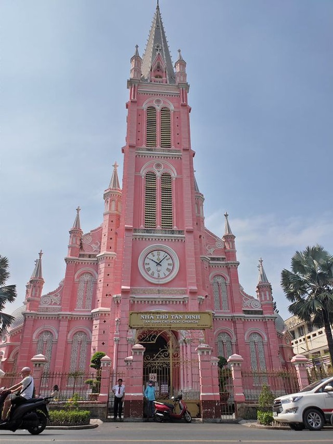 HCM City church attracts visitors - 1