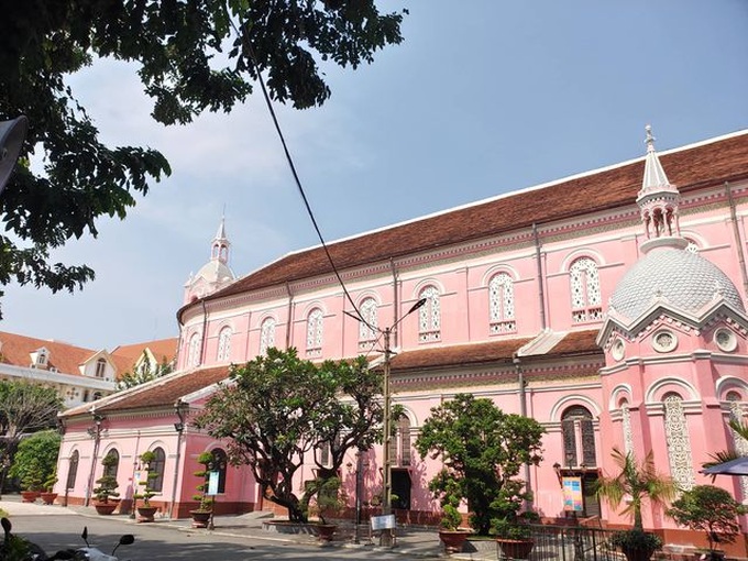 HCM City church attracts visitors - 2