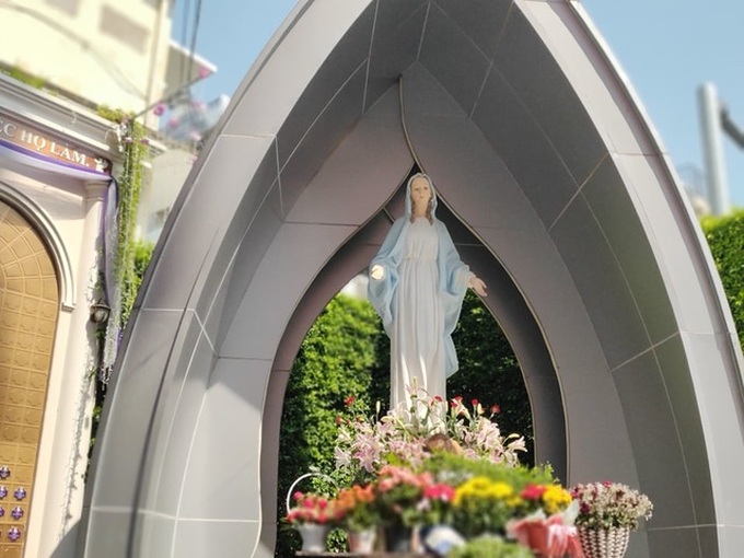 HCM City church attracts visitors - 4