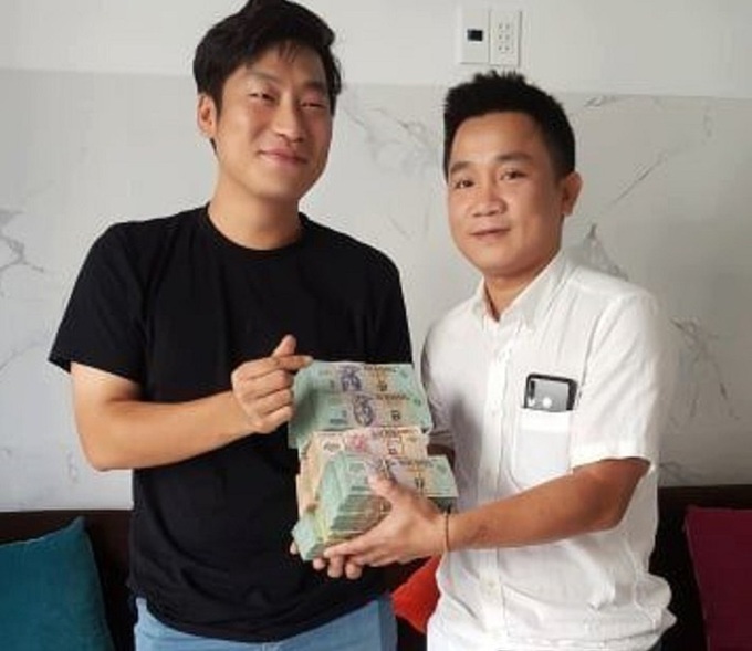 Hoi An restaurant owner returns USD69,565 to Korean tourists - 1