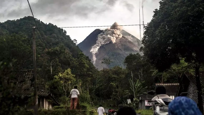 Indonesian volcano erupts, spewing hot ash three kilometres away - 1