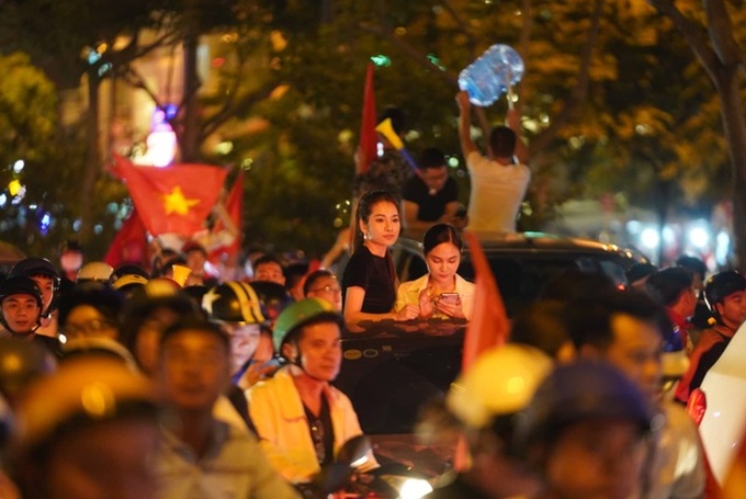 Football fans flood streets to celebrate Vietnam's historic SEA Games gold medal - 6 Football fans flood streets to celebrate Vietnam's historic SEA Games gold medal - 6