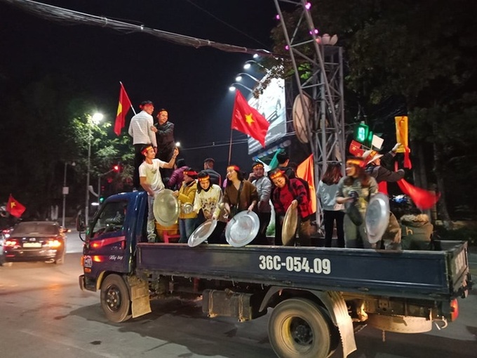 Football fans flood streets to celebrate Vietnam's historic SEA Games gold medal - 12 Football fans flood streets to celebrate Vietnam's historic SEA Games gold medal - 12