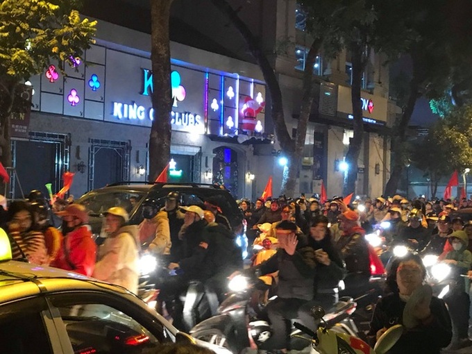 Football fans flood streets to celebrate Vietnam's historic SEA Games gold medal - 1 Football fans flood streets to celebrate Vietnam's historic SEA Games gold medal - 1