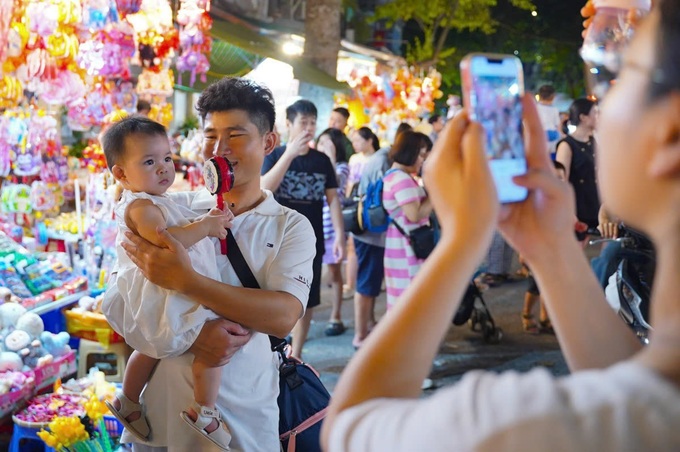 Early Mid-Autumn festival atmosphere hits Hanoi streets - 1