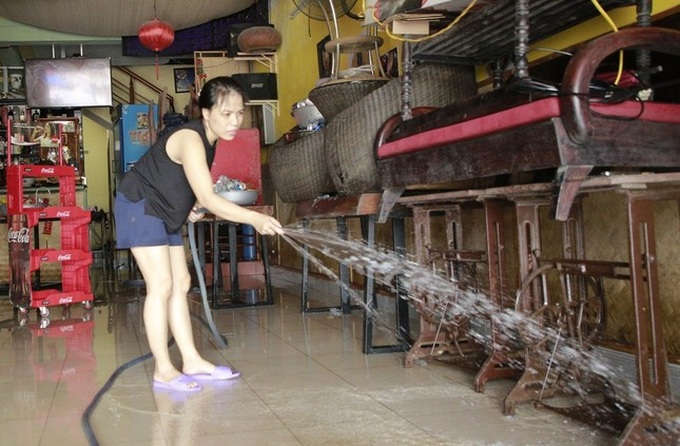 Hoi An residents clear mud after floods - 5