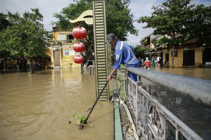 Hoi An residents clear mud after floods - 7