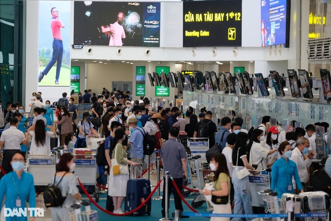 Noi Bai International Airport crowded ahead of national holiday - 2