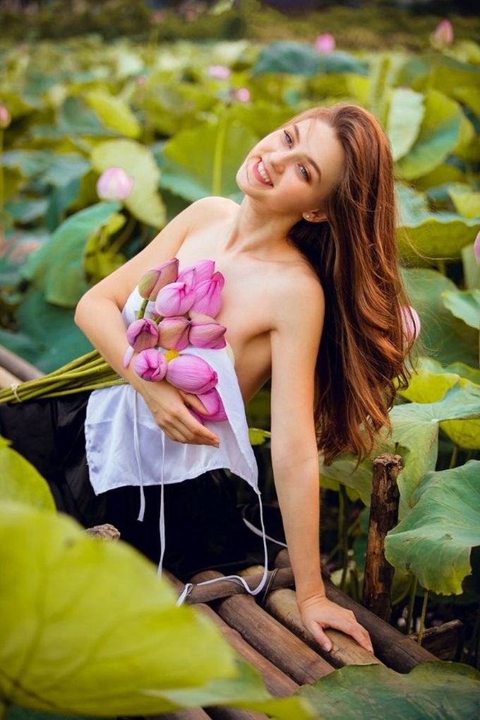 Ukrainian model poses with Hanoi lotus flowers - 5 Ukrainian model poses with Hanoi lotus flowers - 5