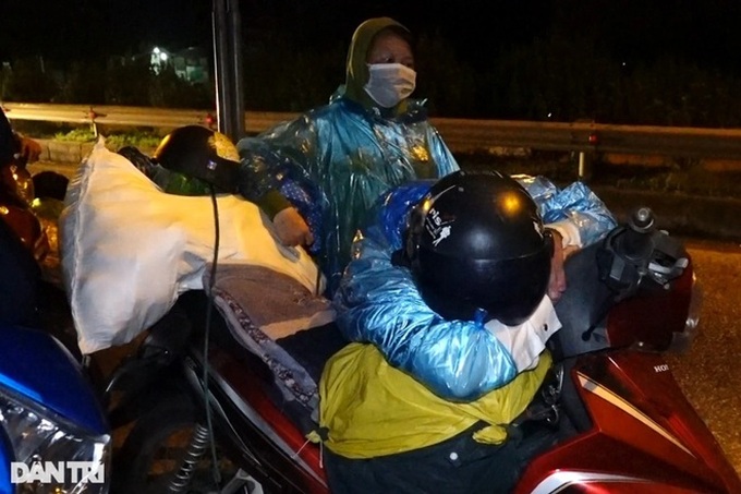 Hanoi supports migrant workers leaving pandemic hotspots for home - 3