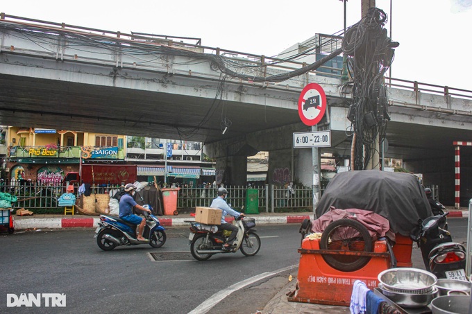 HCM City bridges suffer dumping - 8