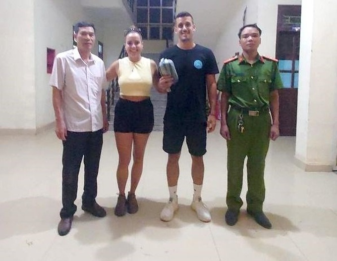Spanish tourists thank Phong Nha police for helping find lost belongings - 1