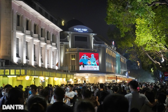 Hanoi’s public places crowded amid Covid-19 infection fall - 10