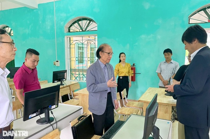 Vietnam Study Promotion Fund presents computers to Hoa Binh school - 1 Vietnam Study Promotion Fund presents computers to Hoa Binh school - 1