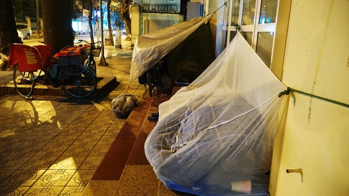 Homeless people struggle through Hanoi cold night - 4