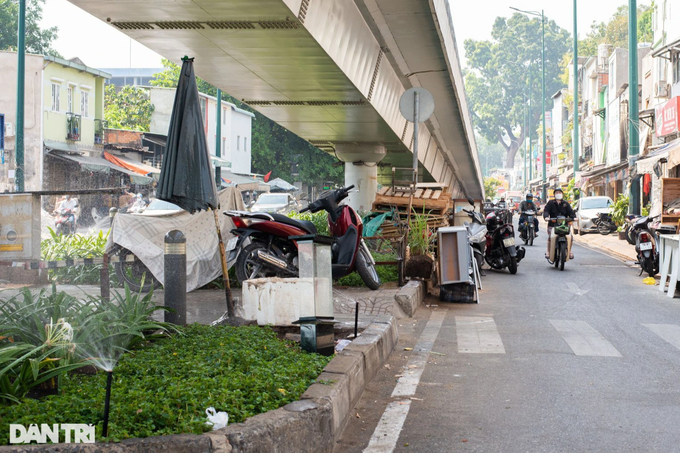 HCM City bridges suffer dumping - 6