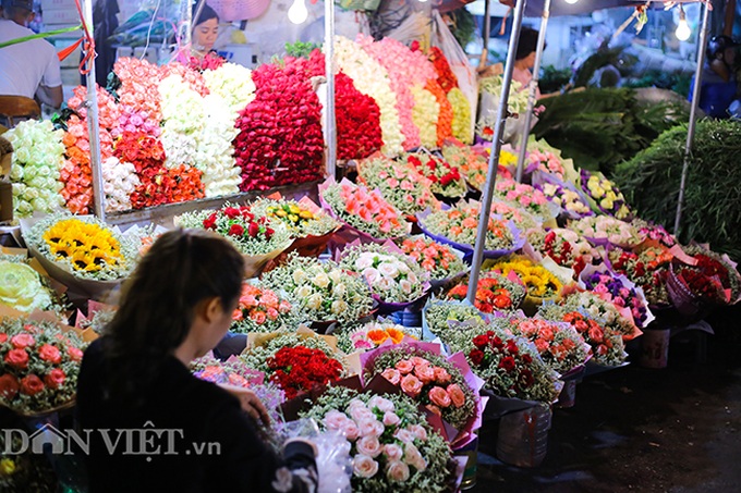 Hanoi flower market busy before Women's Day - 5 Hanoi flower market busy before Women's Day - 5