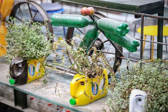 Hanoi coffee shop decorated with recycled items - 8 Hanoi coffee shop decorated with recycled items - 8