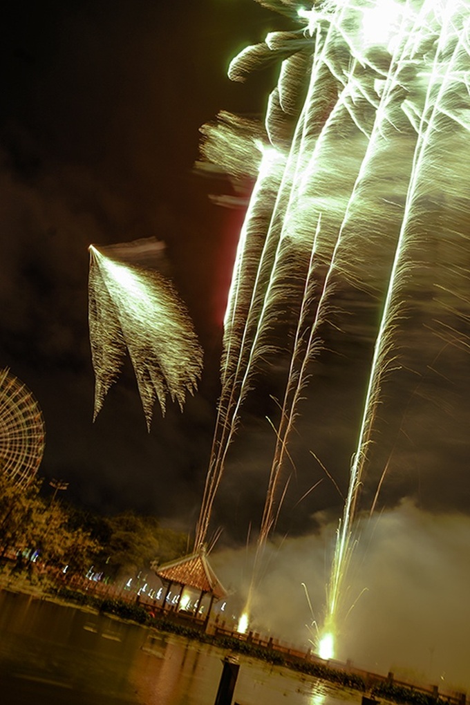 Fireworks light up HCM City sky on National Day - 5