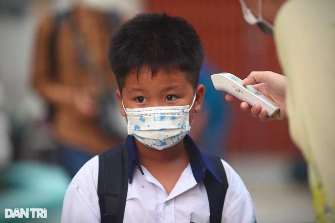 First schools reopen in virus-free HCM City locality - 7