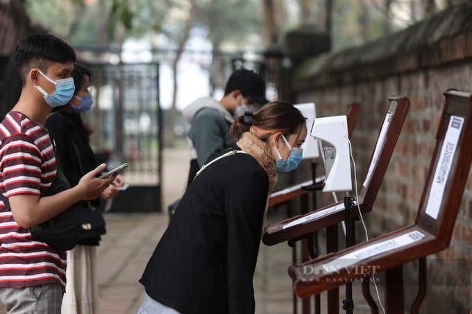 Hanoi tourist places crowded despite Covid-19 spread - 8 Hanoi tourist places crowded despite Covid-19 spread - 8