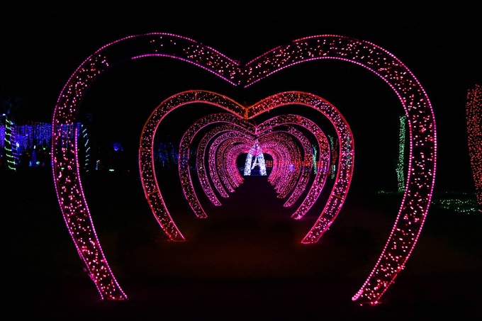 New lighting system installed at Hanoi park - 2