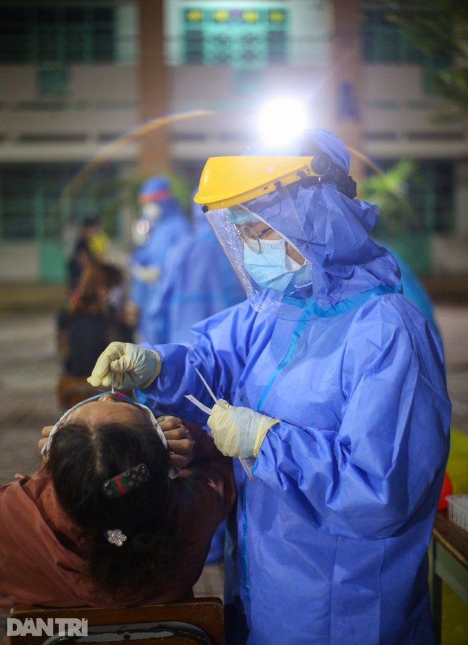 Thousands queue for Covid-19 tests in HCM City - 1
