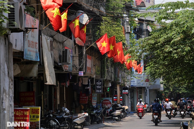 Red flags cover Hanoi streets on National Day - 3