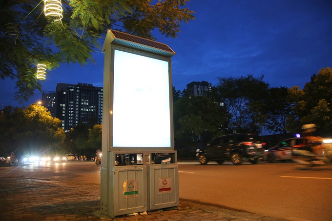 Project to install 11,000 solar energy dustbins underway in Hanoi - 4