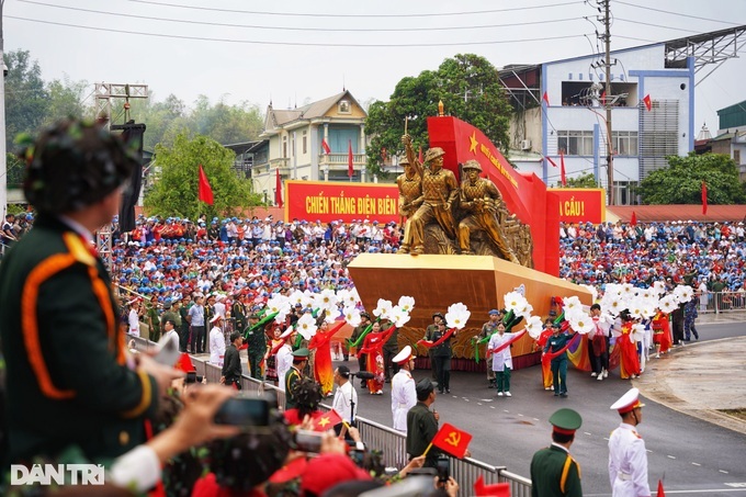 Military parade celebrates 70th Dien Bien Phu Victory anniversary - 1